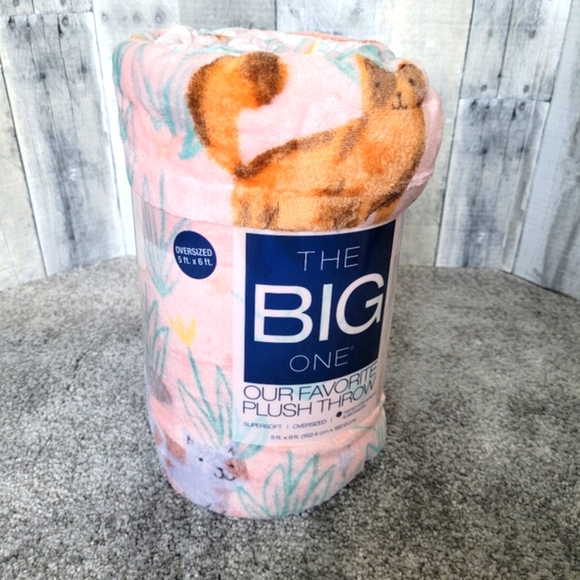 Super Cuddly & Cute Cats & Flowers The Big One Plush Throw NWT - Picture 1 of 8